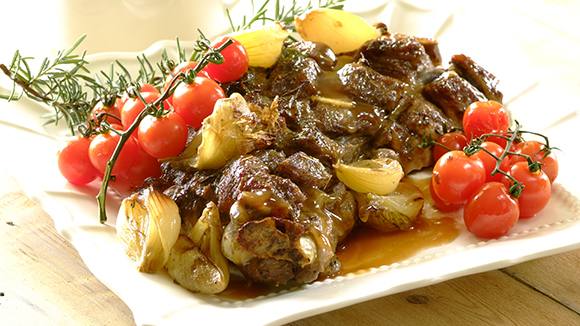 Roast shoulder of lamb with garlic and tomatoes