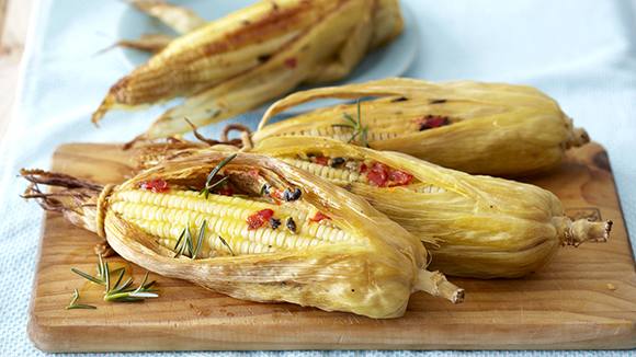 Cheese-Flavoured Mealies Braaied in Their Husks