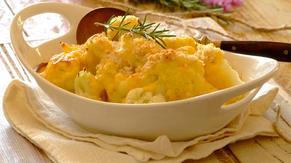 Baked cauliflower cheese with a crispy topping