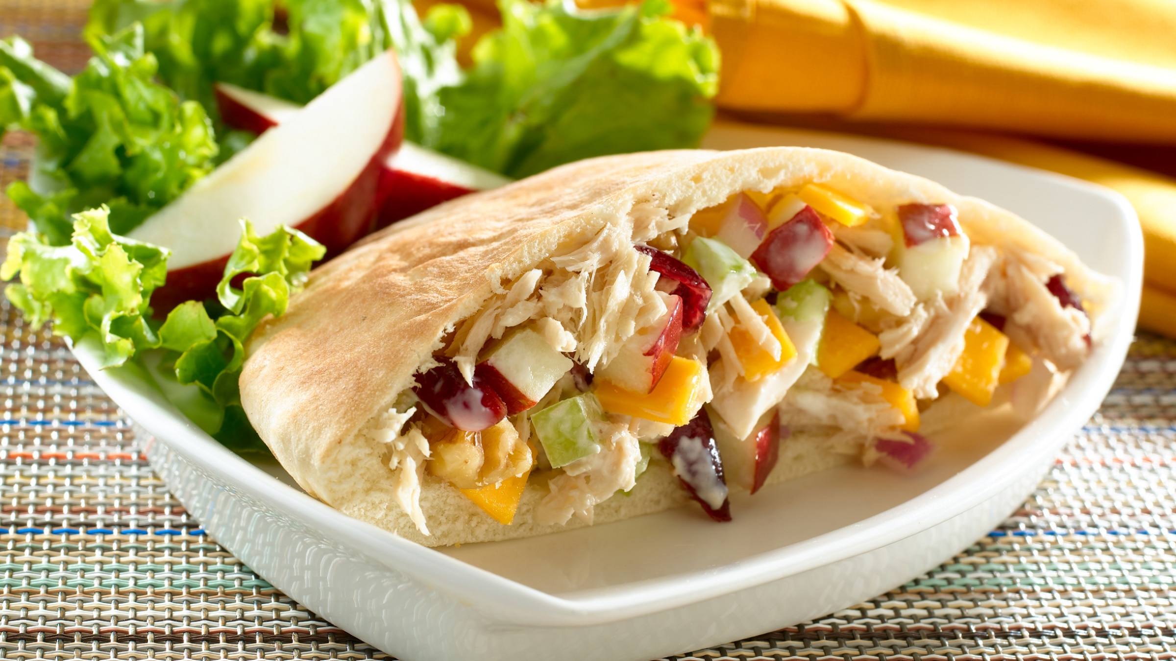 Pitas au thon, aux pommes et au cheddar