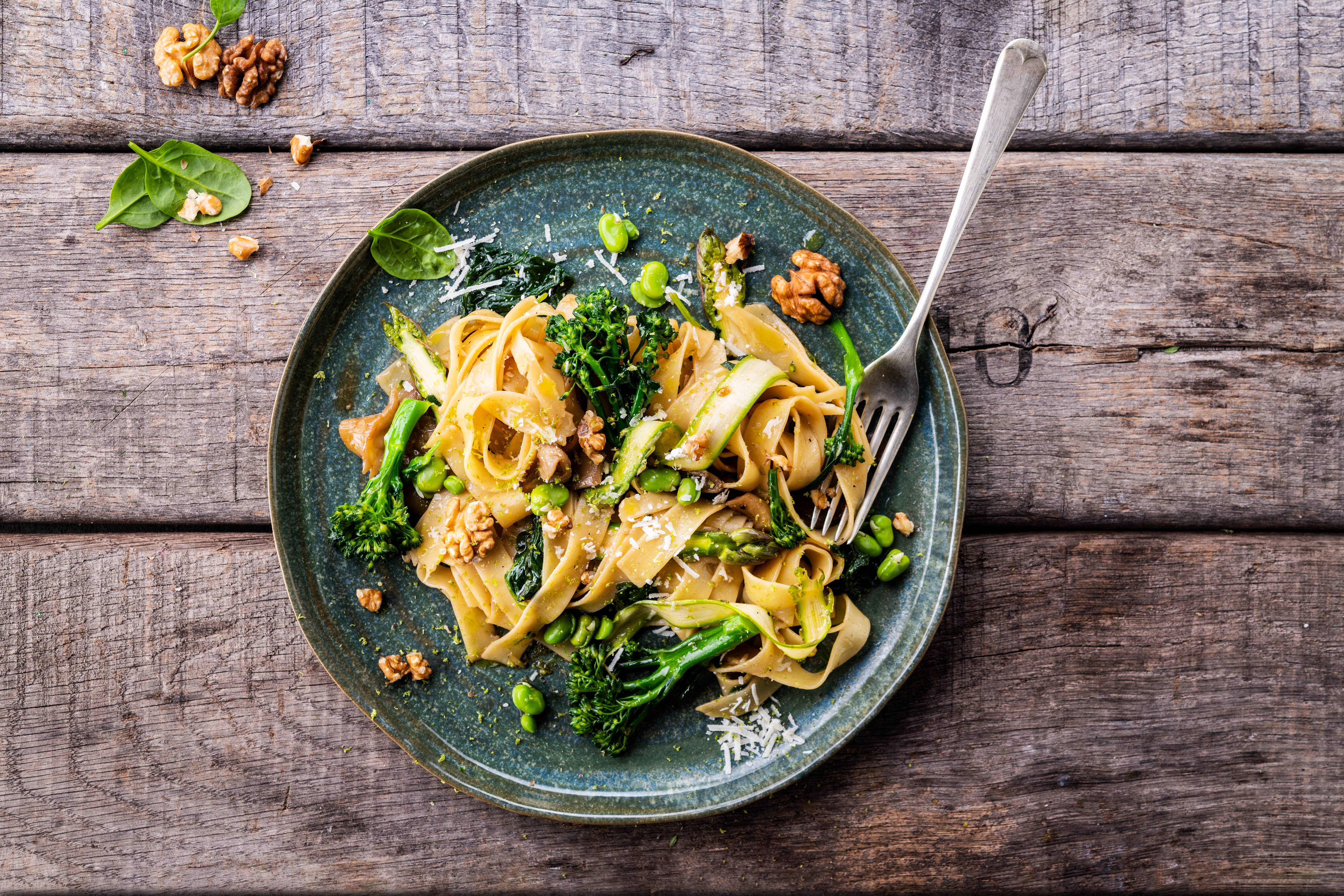 Knorr - Bandnudeln mit Maitake, Brokkoli und Walnüssen