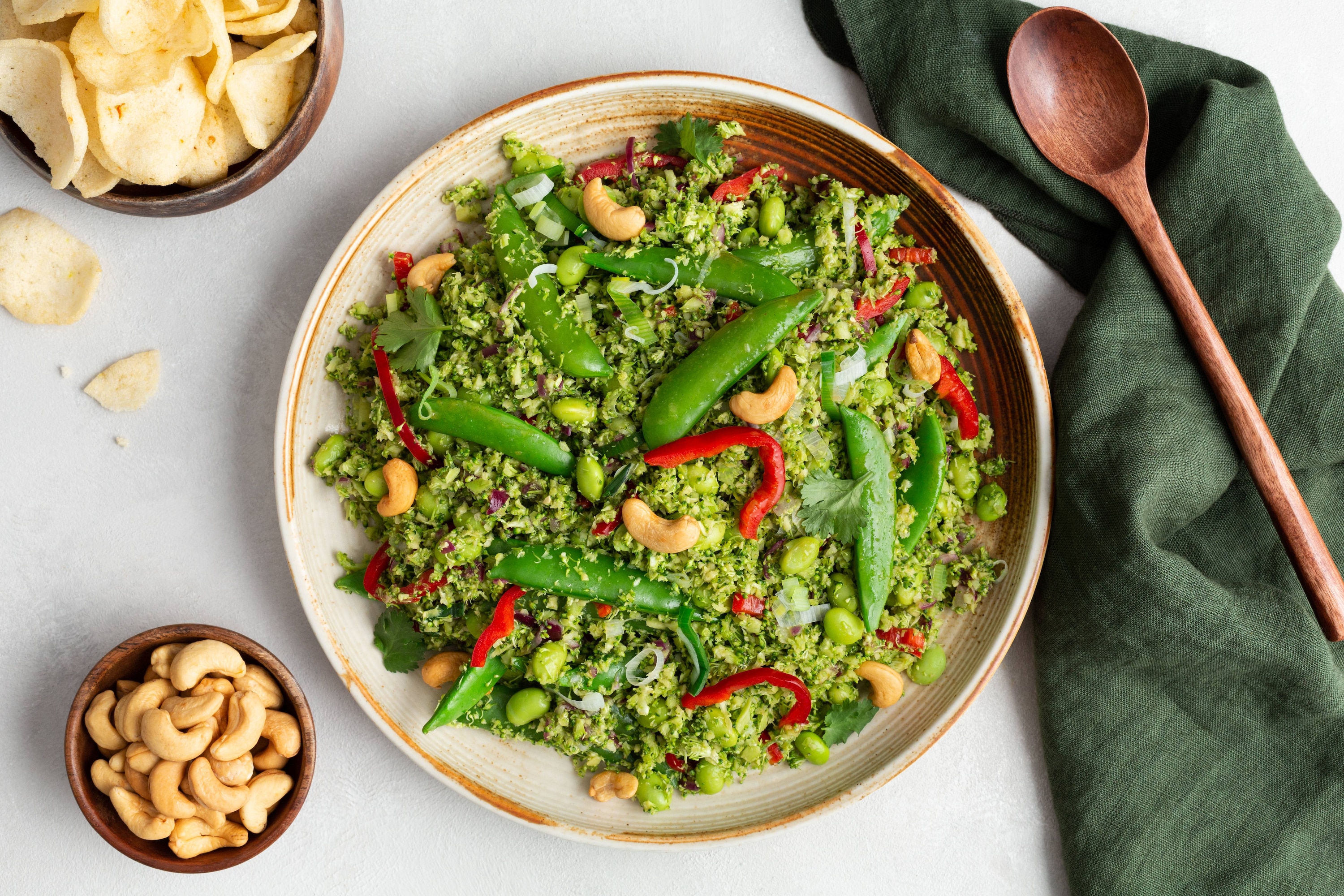 Groene wok met broccoli rijst en sugarsnaps
