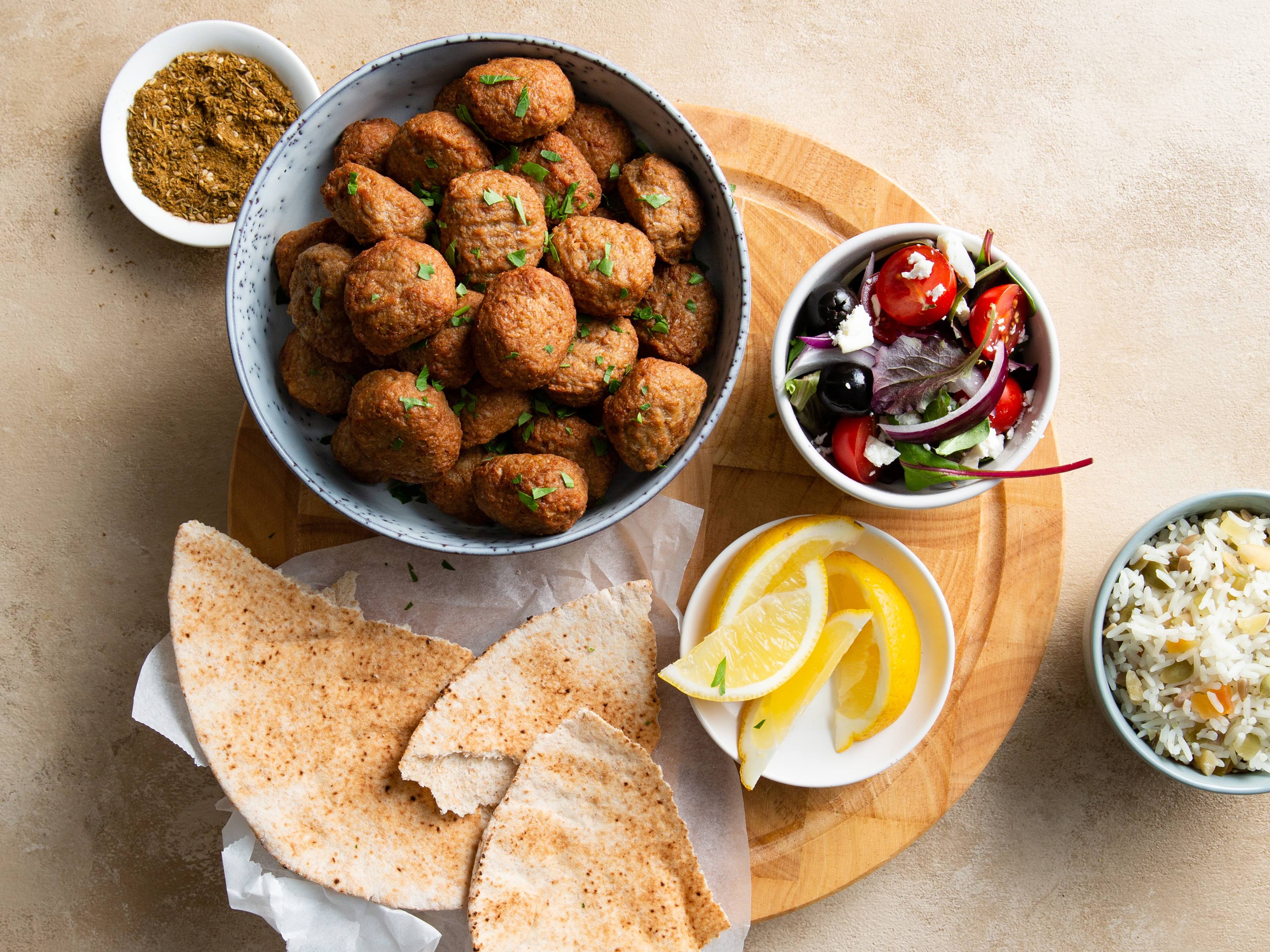 Mediterraanse Gehacktballetjes met Rijst en Griekse Salade