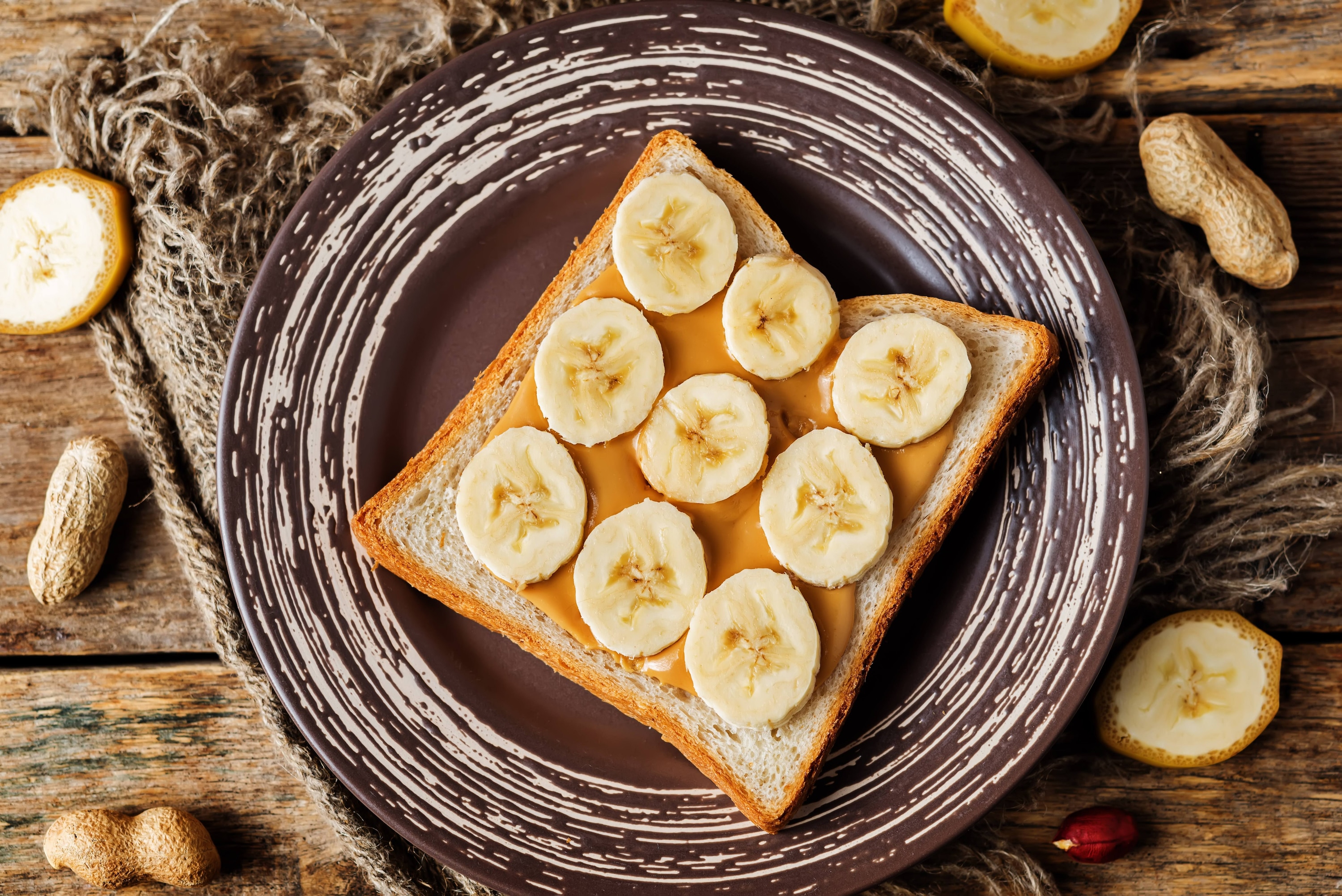 Caramelized bananas with peanut butter on toast