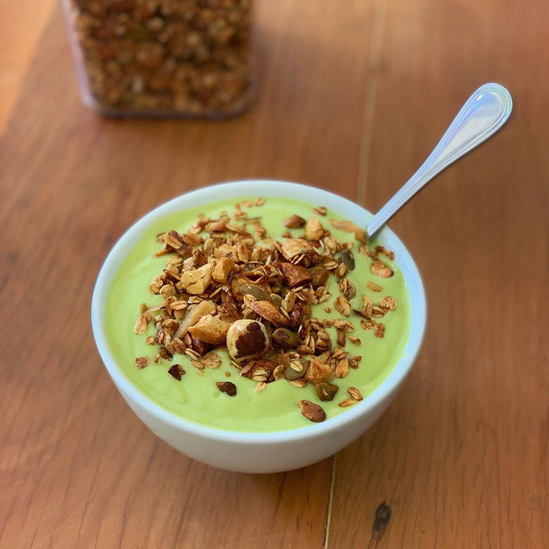 Bowl de Abacate com Frutas e Granola