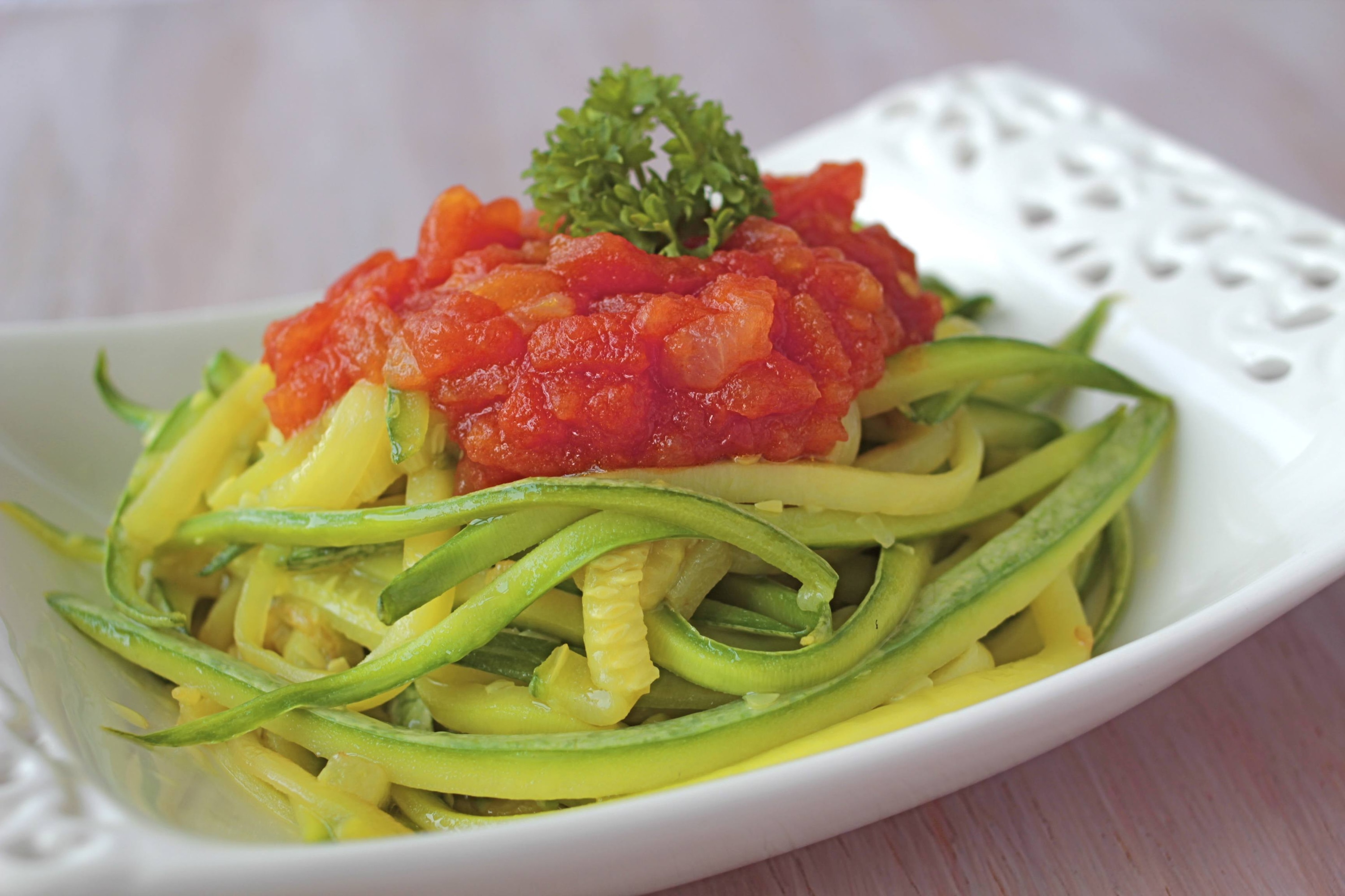 Espaguete de abobrinha com molho de tomate