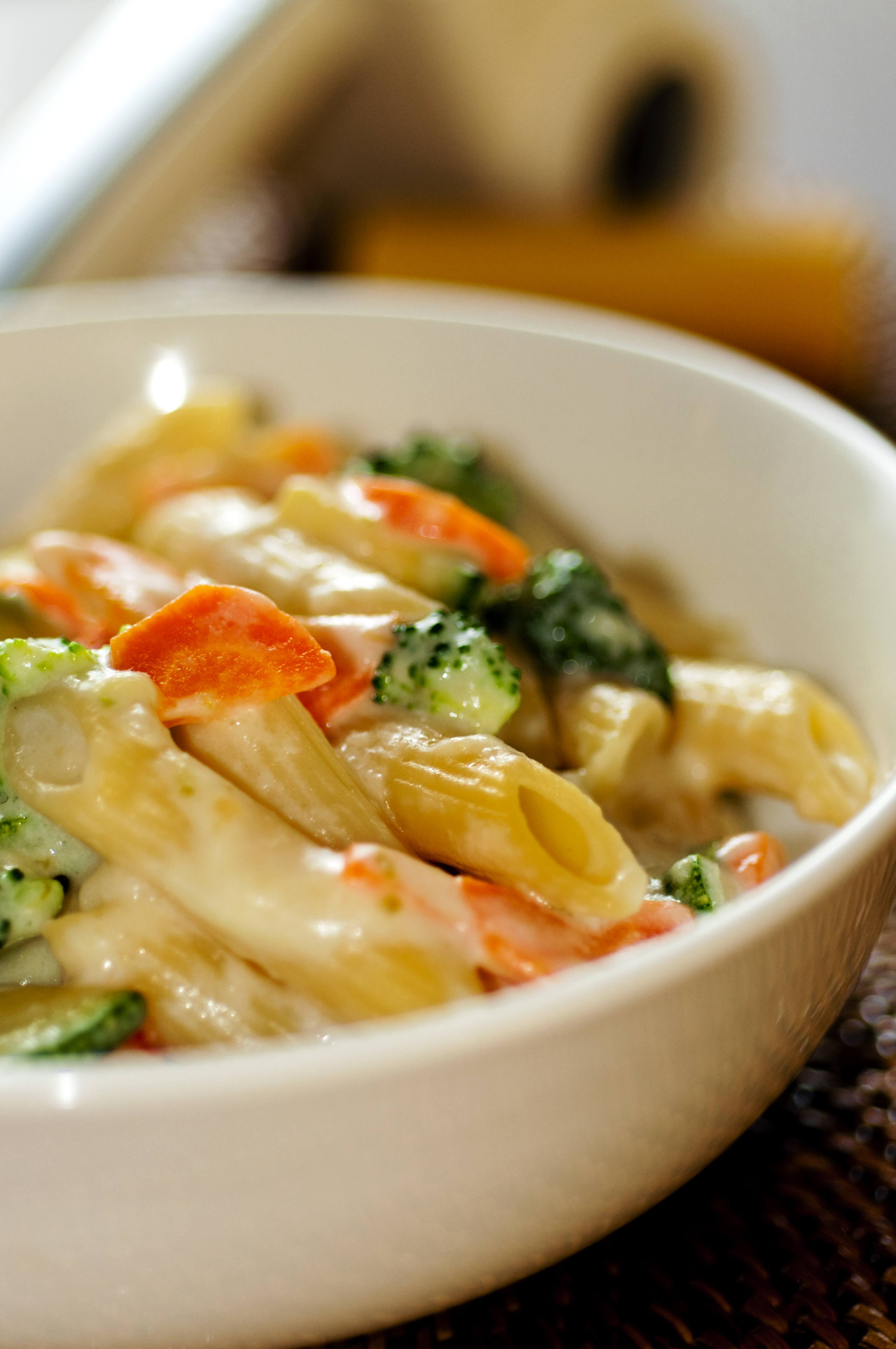 Penne com legumes e molho branco vegano