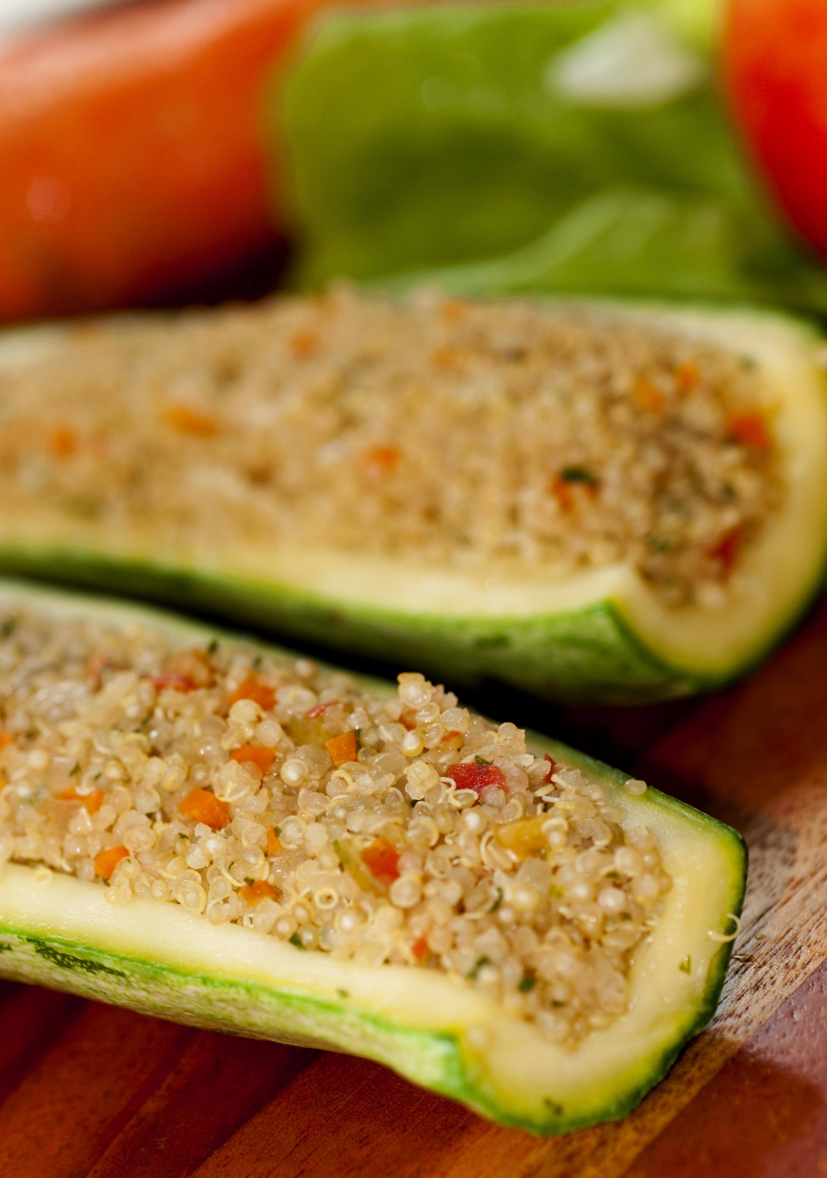 Canoas de abobrinha recheadas com quinoa
