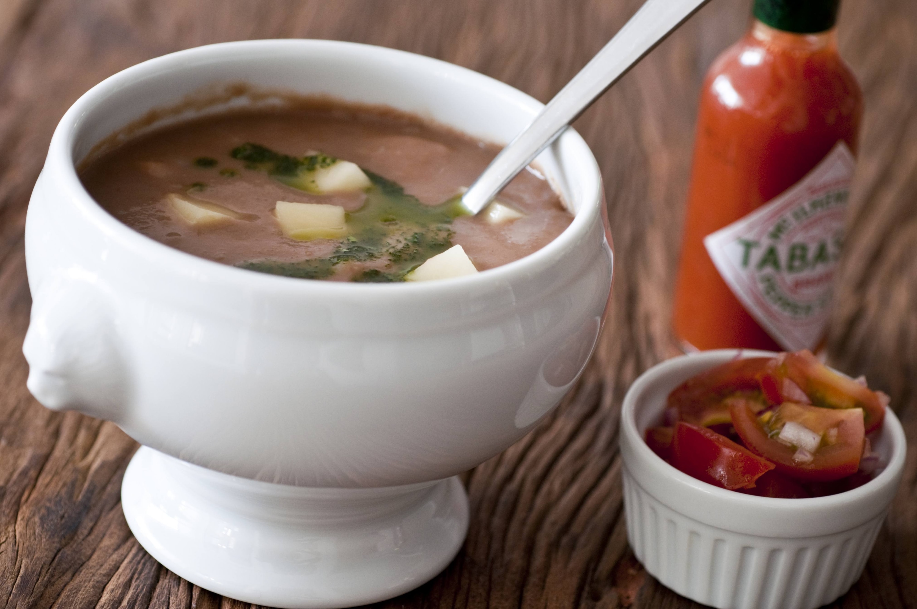 Sopa de feijão com batatas e azeite de coentro