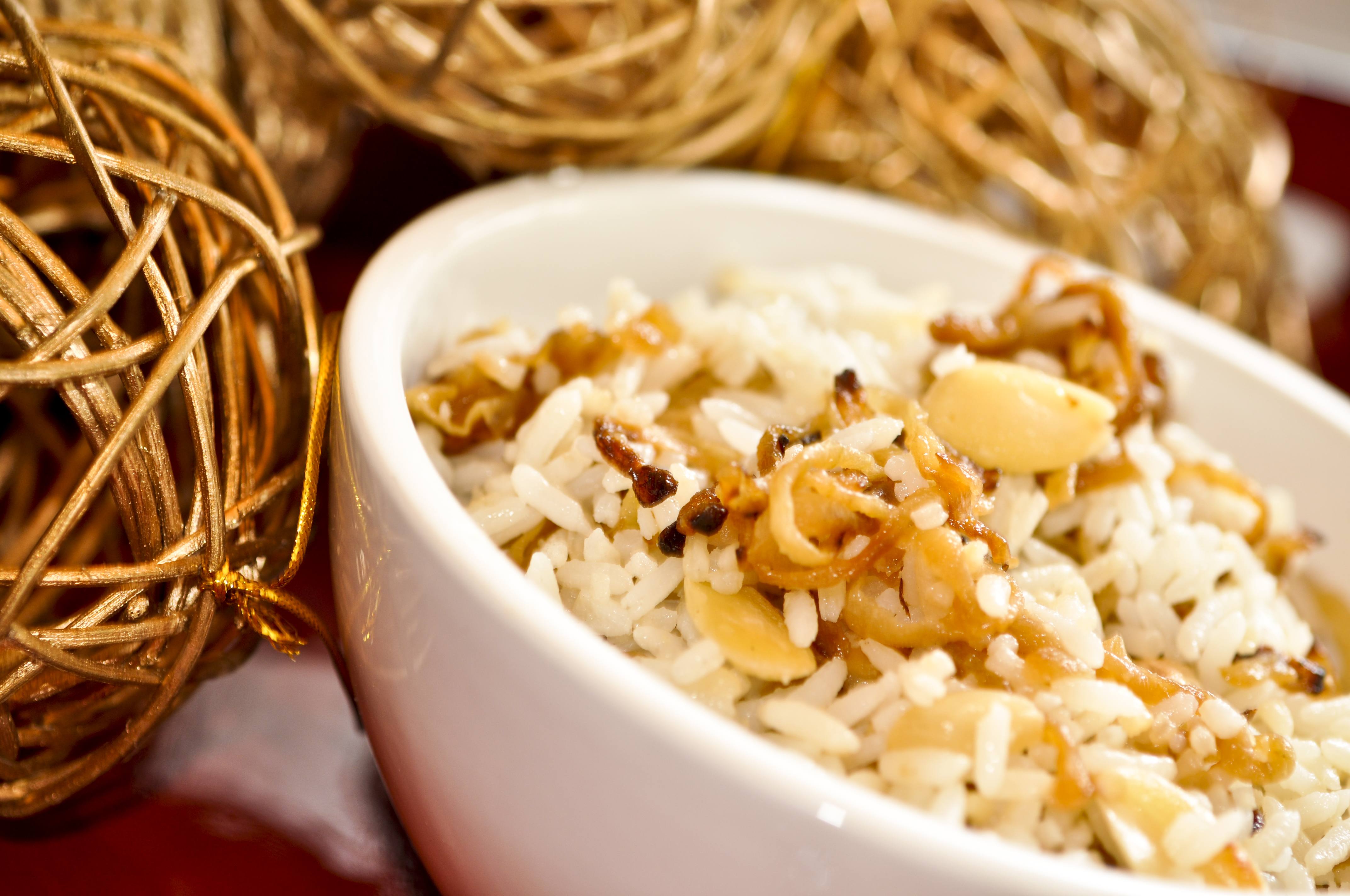 Arroz com cebolas caramelizadas e amêndoas em lascas