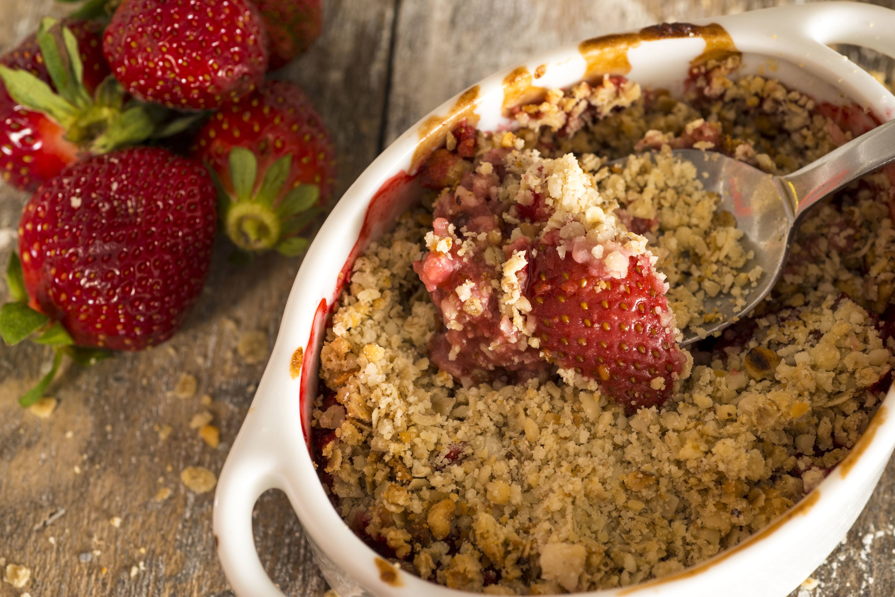 Crumble de morango com aveia e castanha do pará