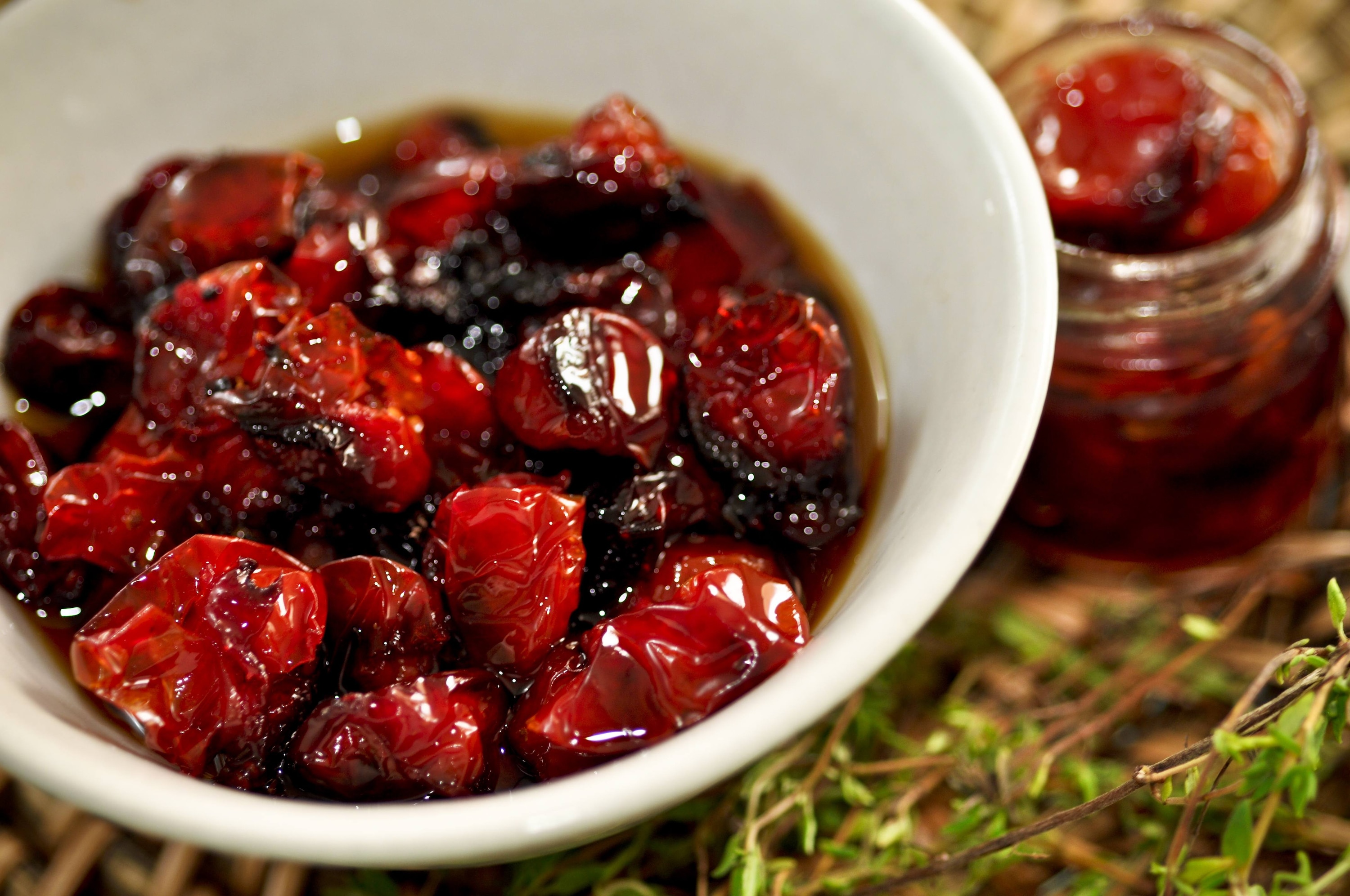Tomatinhos confit com alho e tomilho