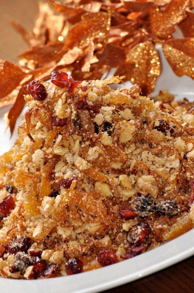 Farofa de frutas secas, cebola caramelizada e canela
