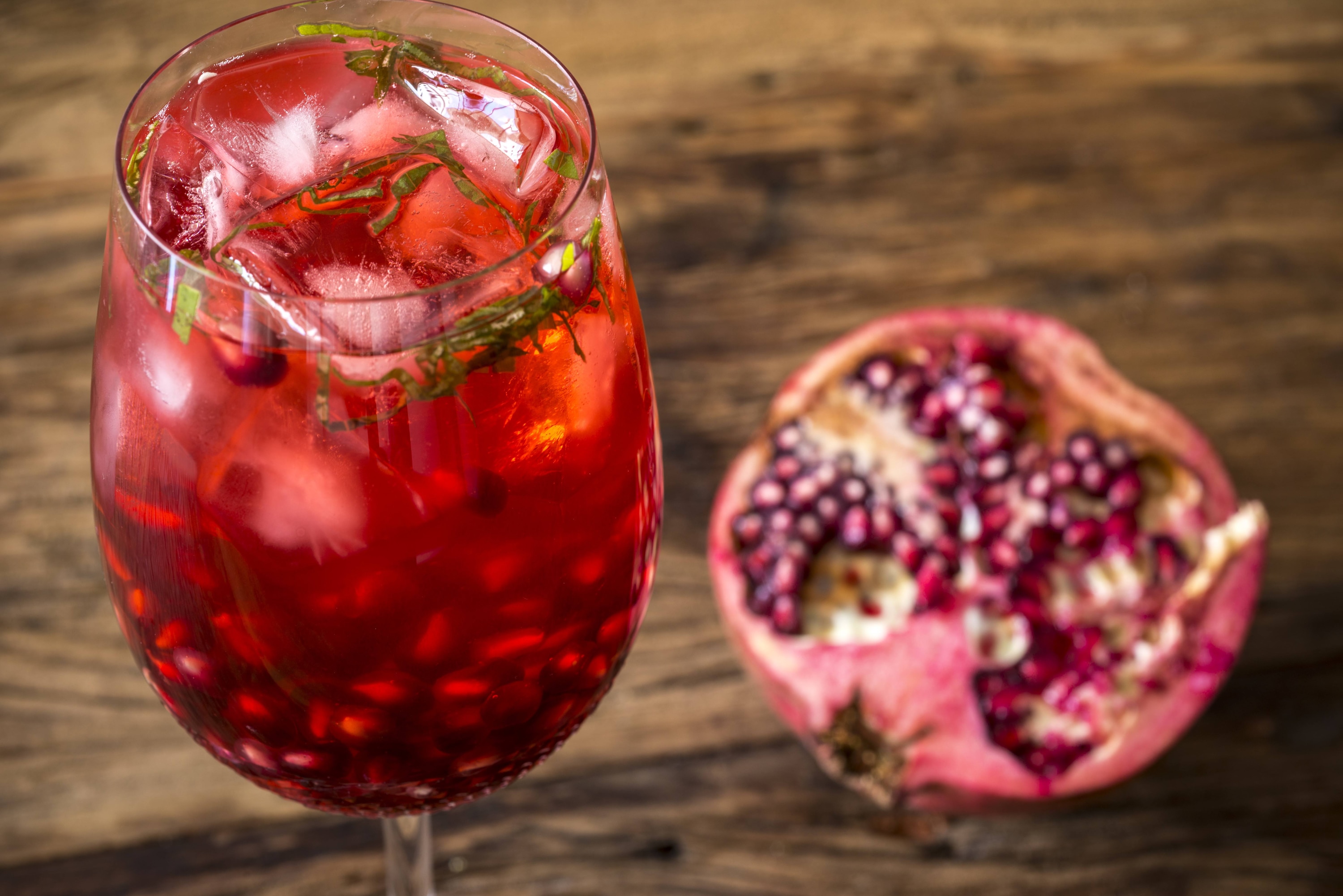 Suco de romã com hortelã