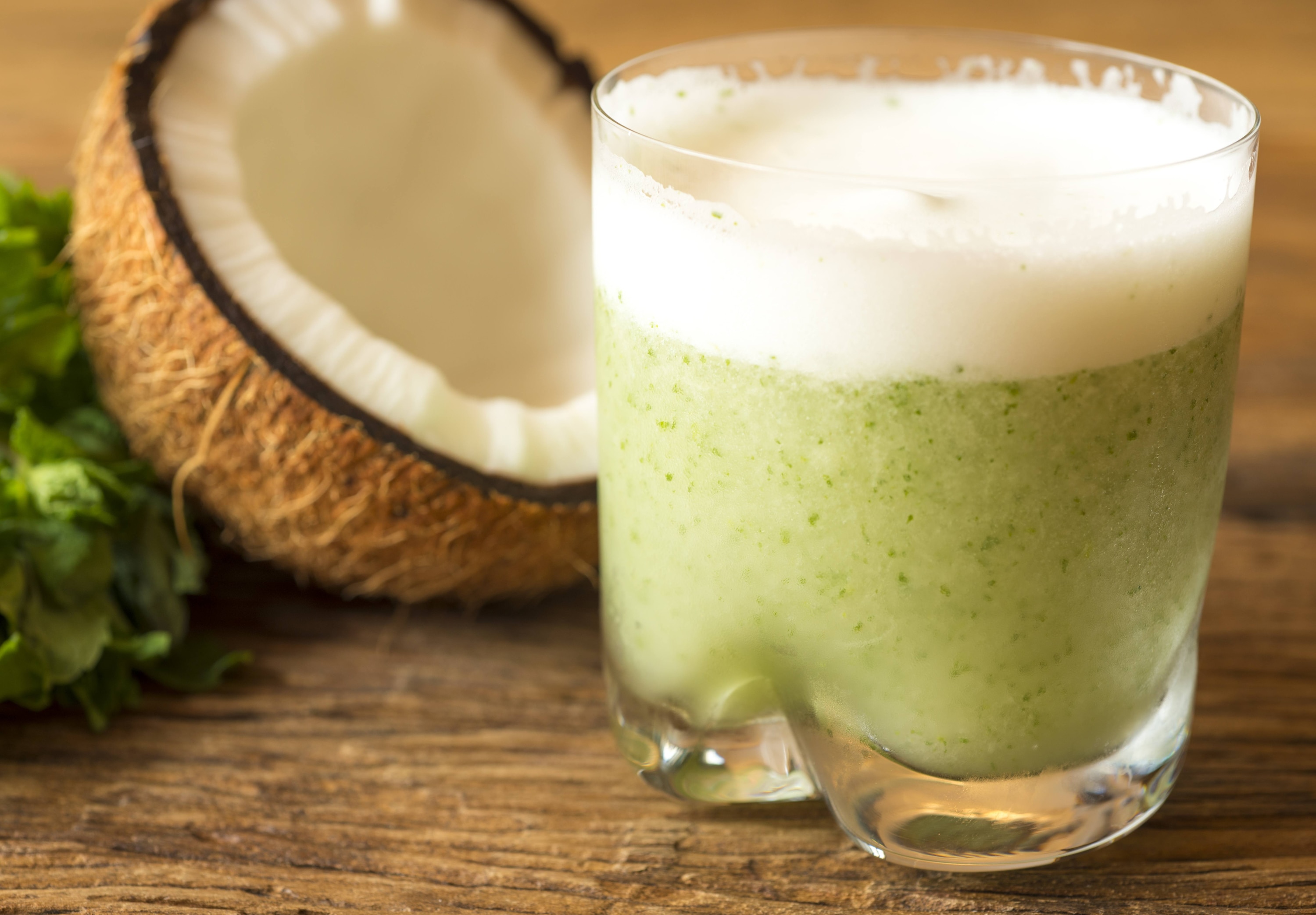 Suco de água de coco, abacaxi, hortelã e gengibre