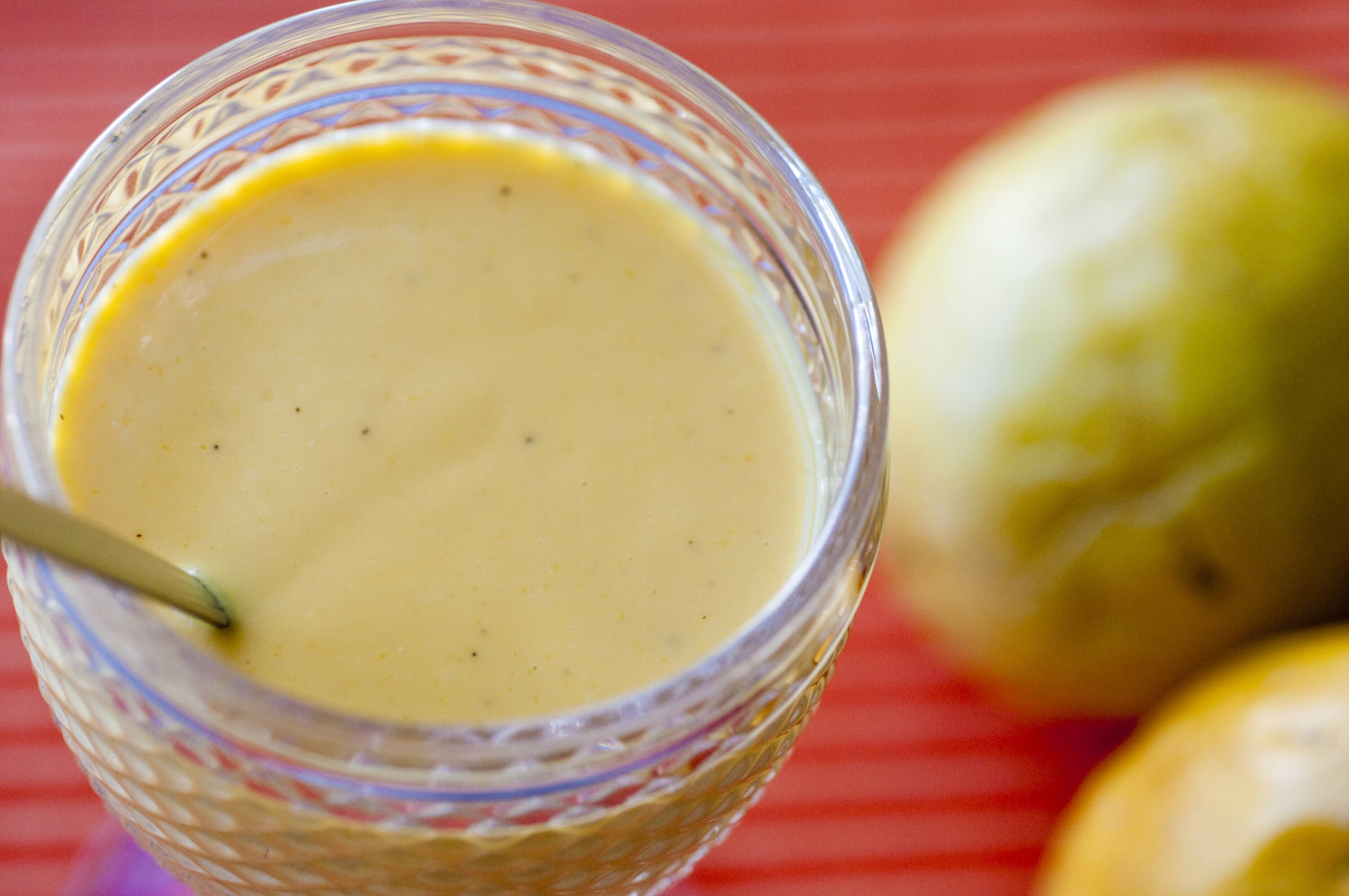 Vitamina de leite vegetal com manga, maracujá e baunilha