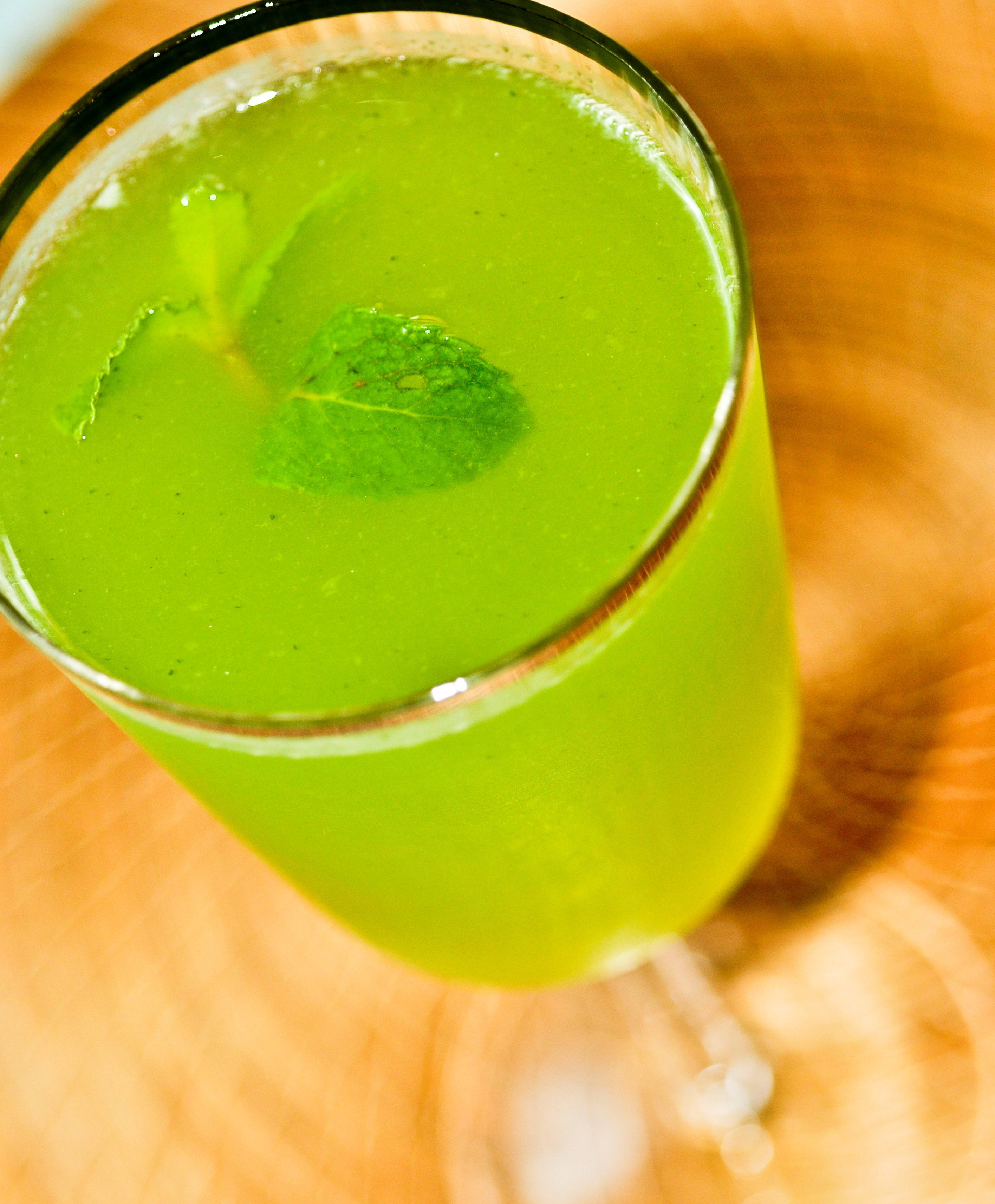 Suco De Limão, Hortelã E Água De Flor De Laranjeira