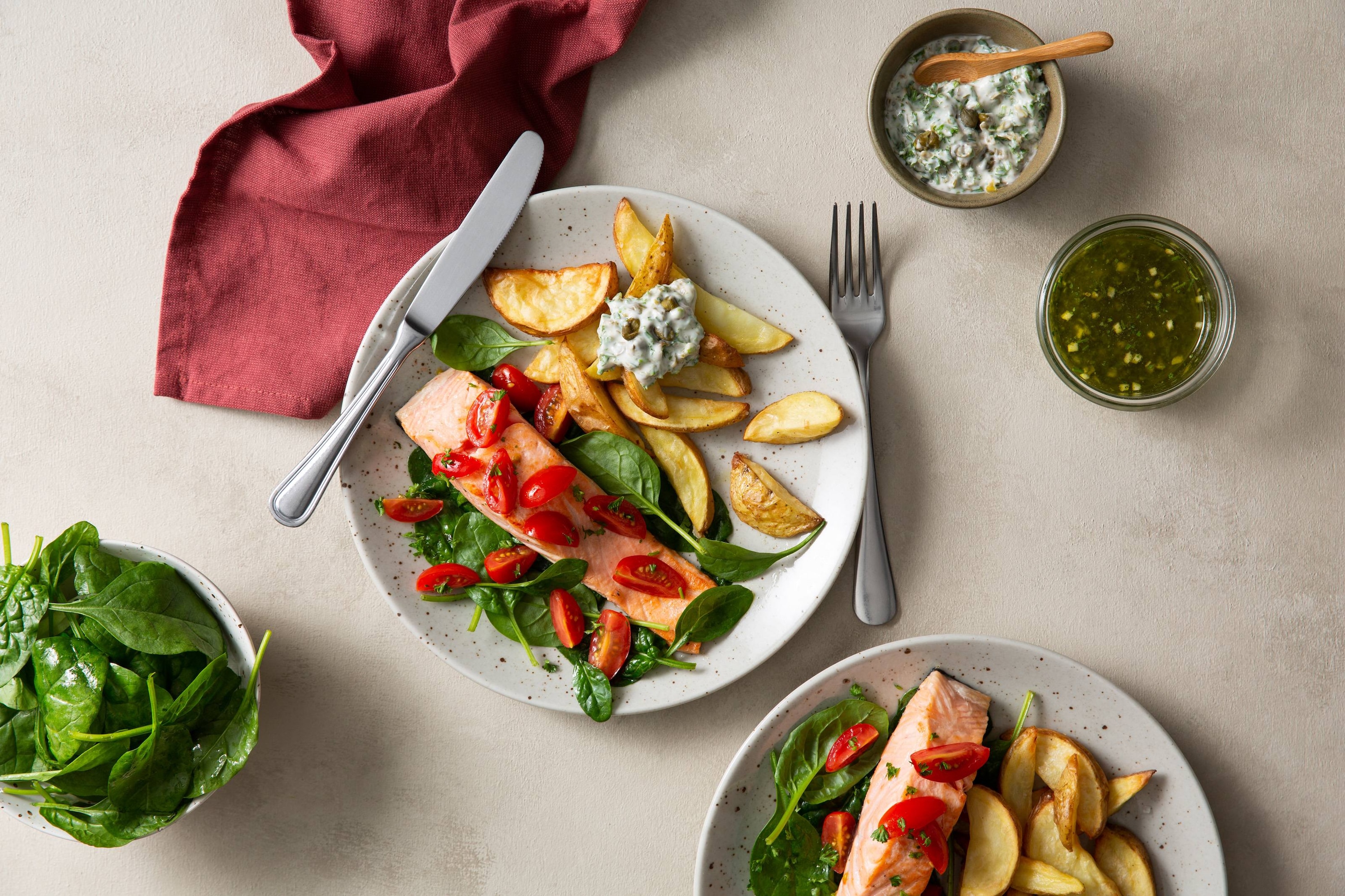 Zalmfilet met spinaziesalade en frisse ravigottesaus