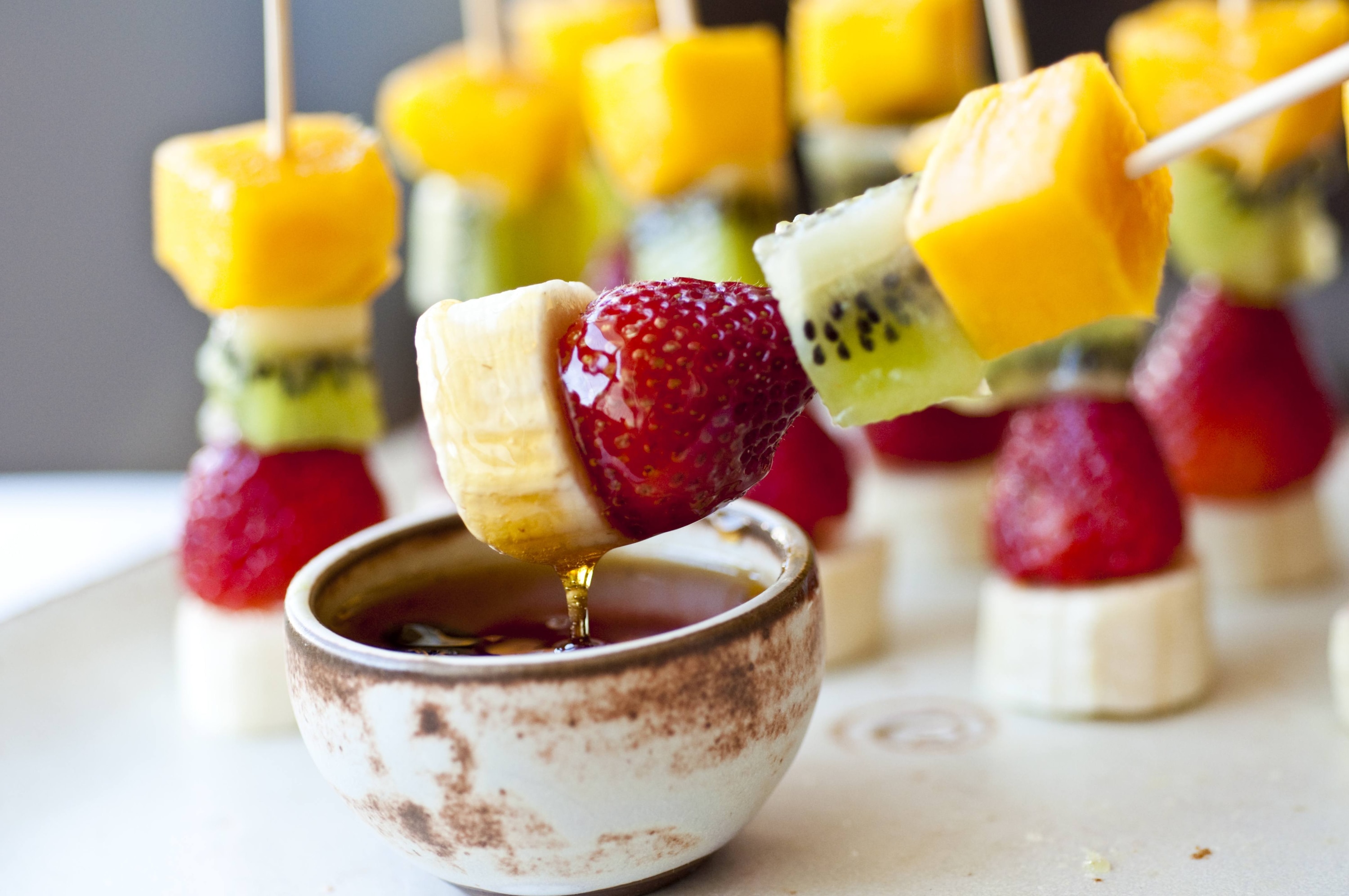 Espetinho de frutas com calda