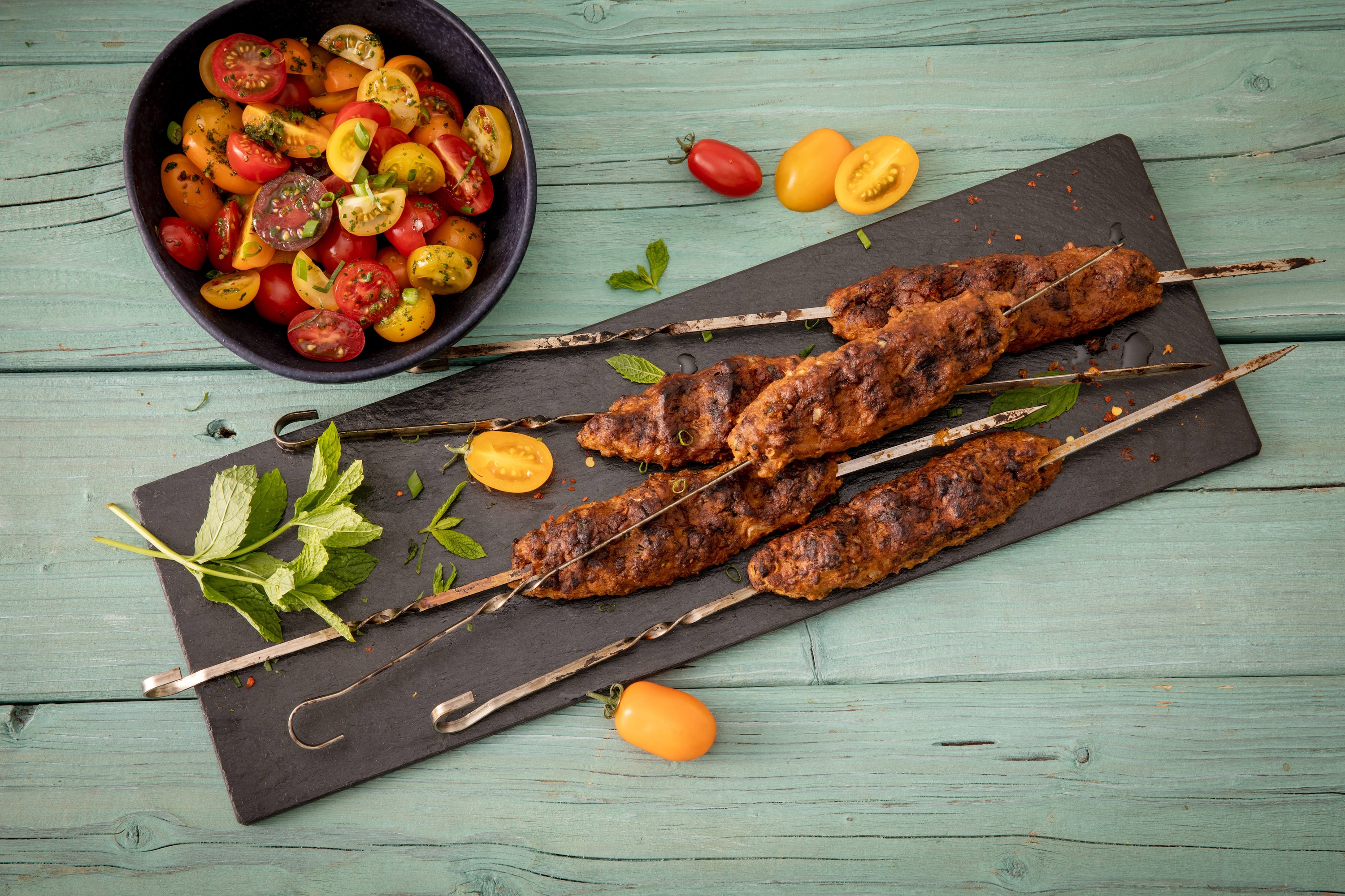 The Vegetarian Butcher - Hick-Hack-Hurra Köfte-Spieße mit Tomatensalat