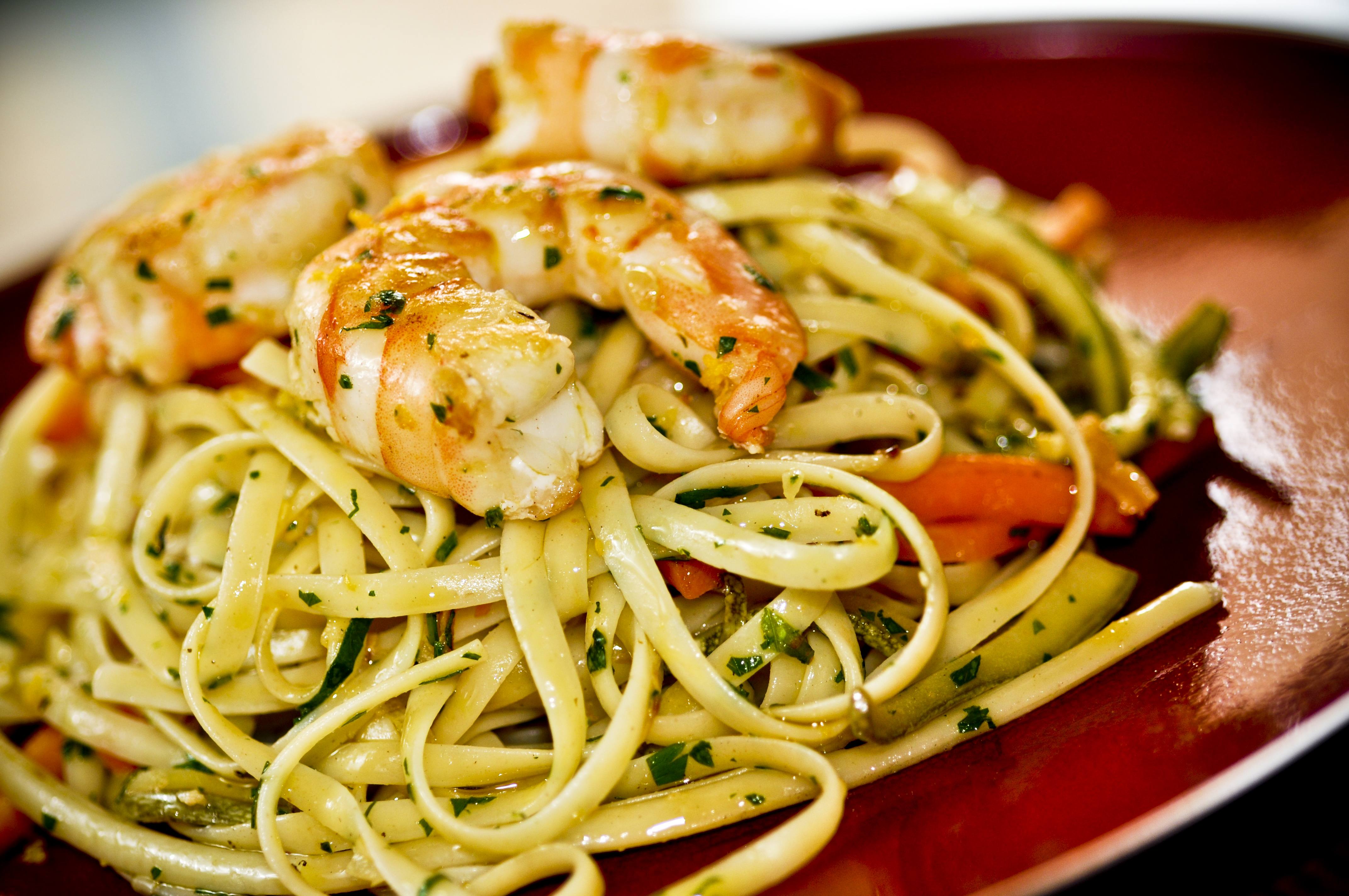 Linguine com camarão e abobrinha