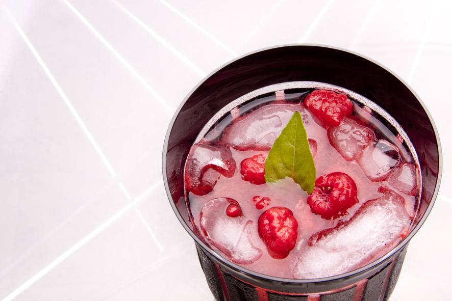 Suco de framboesa com manjericão
