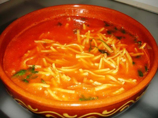 receta-sopa-de-tomate-con-fideo-y-queso