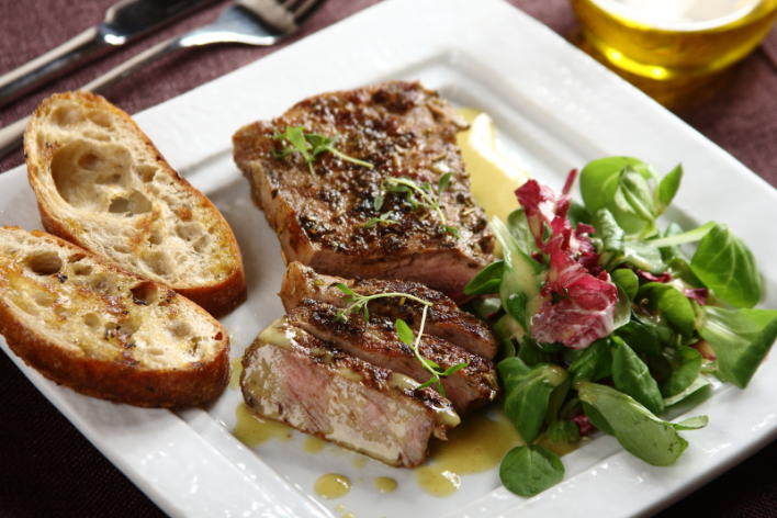 Grillezett steak saláta pirítóssal