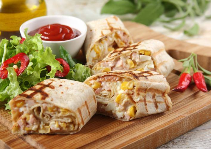 Tortilla tekercs füstölt csirkével, tojáskrémmel és kukoricával 25 Minutes  recipe