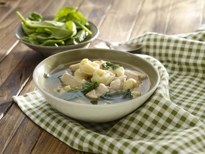 Csirkehúsleves spenóttal és tortellinivel
