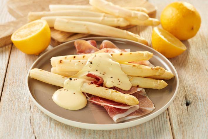 Grillezett spárga sonkaszeletekkel és hollandi mártásal 20 Minutes  recipe