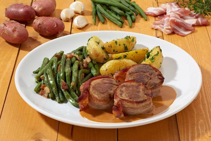 Baconbe göngyölt sertésszűz érmék jus-vel