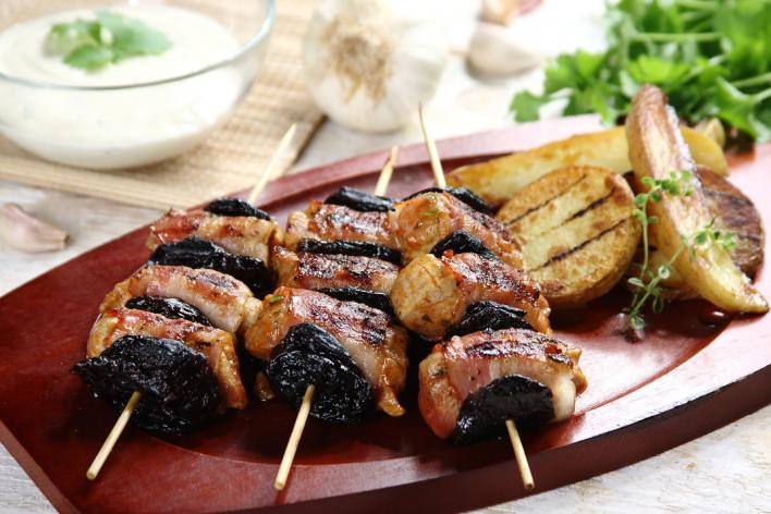 Sertésnyárs aszalt szilvával és szalonnával 60 perc  recipe