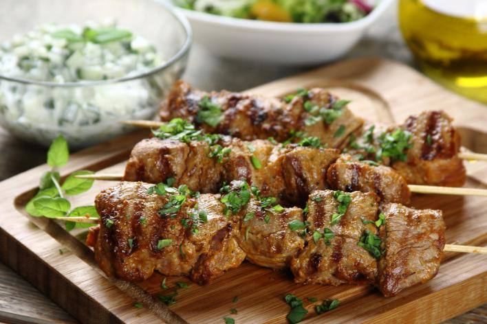 Sertéslapocka nyársak tzatzikivel 45 perc  recipe