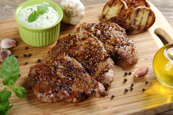 Grillezett karaj mustárral és tzatzikivel 40 perc  recipe