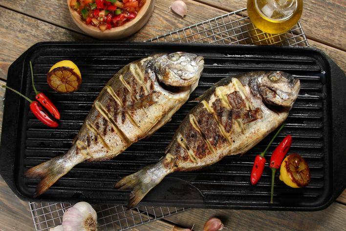 Grillezett tengeri durbincs chilis-zöldséges salsával