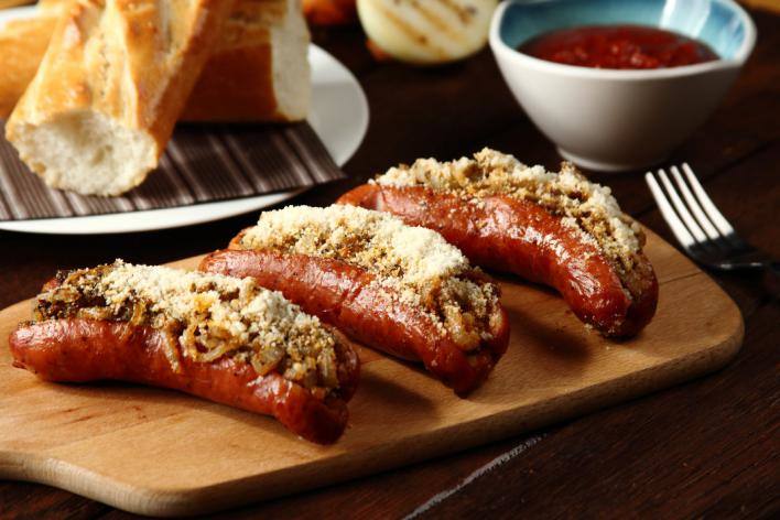 Fűszeres pirított hagymával töltött grillezett kolbászok 40 Minutes  recipe