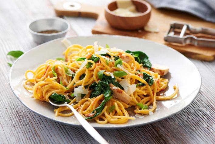 Paradicsomos, csirkés, spenótos linguine