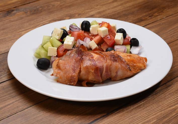 Bacon-be tekert csirkemell