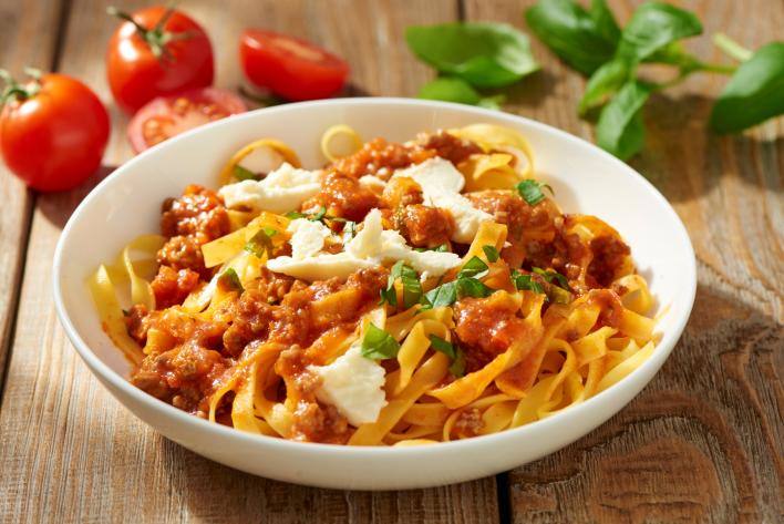 Tagliatelle bolognai szósszal és mozzarellával