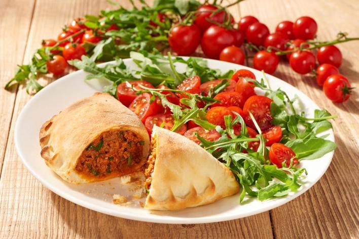Calzone bolognai raguval töltve