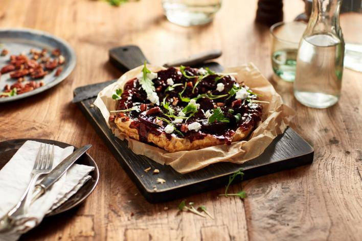 Céklás-almás tarte tatin puha kecskesajttal
