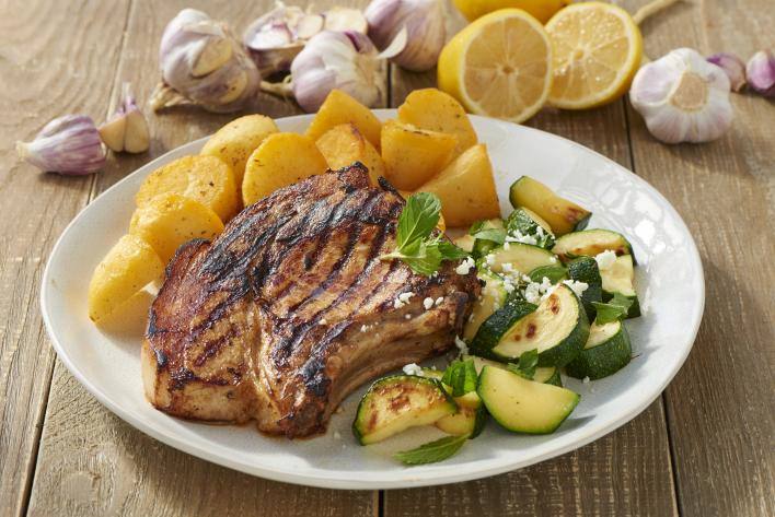 Grillezett bőrös karaj mustáros, zöldfűszeres pácban