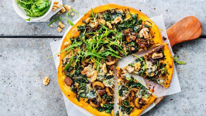Édesburgonya pizza spenóttal és gorgonzolával