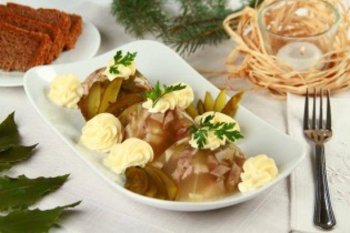 Kocsonya savanyú uborkával és majonézzel