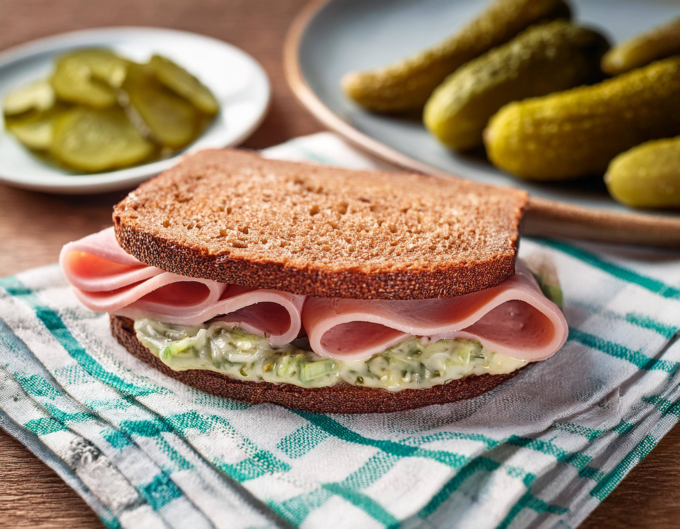 Sonkás, savanyú uborkás, újhagymás szendvics