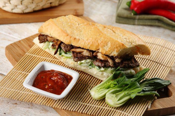 Steak szendvics bok choy salátával és shitake gombával