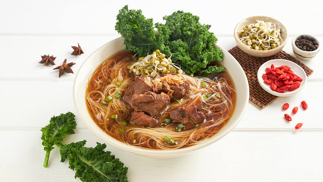 ก๋วยเตี๋ยวหมูตุ๋นผักเคล