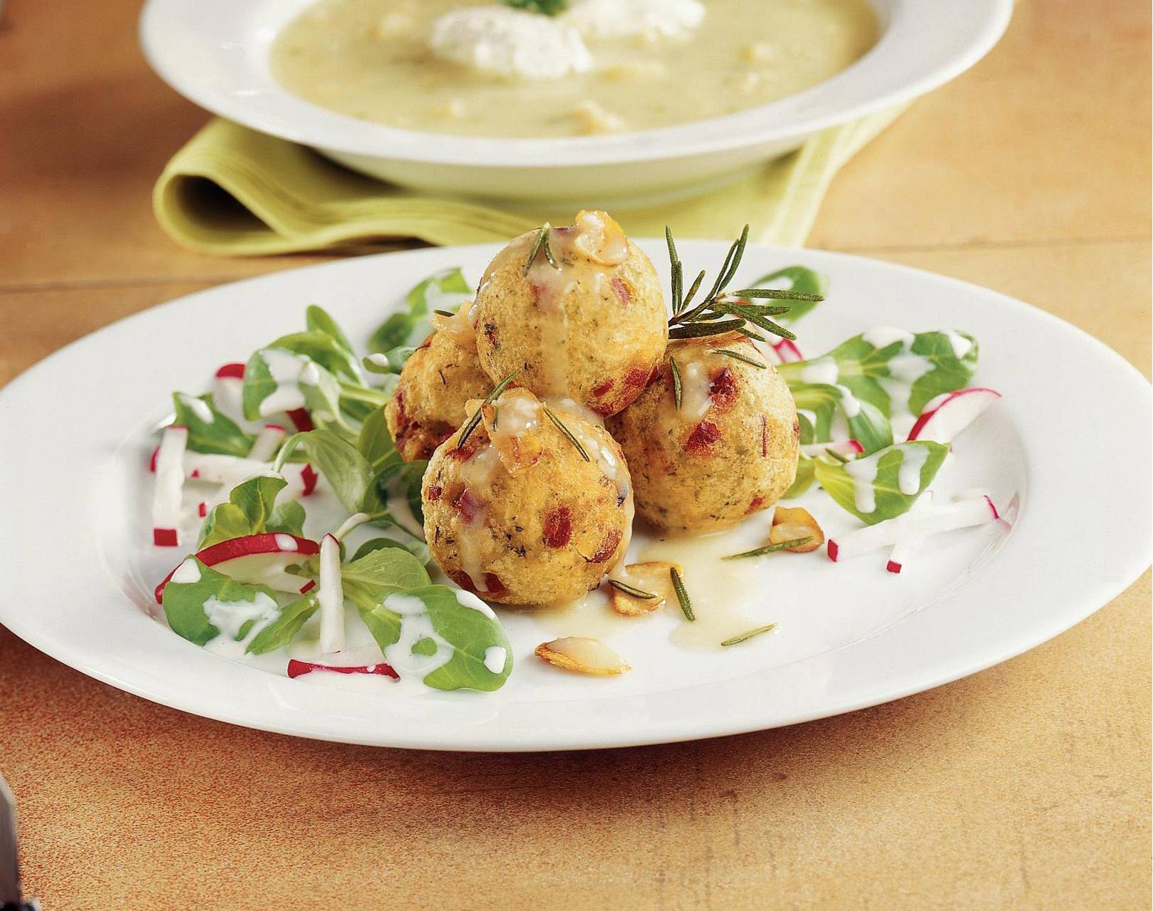 Knorr - Gebackene Speckknöderl auf Vogerlsalat mit Knoblauchsaft