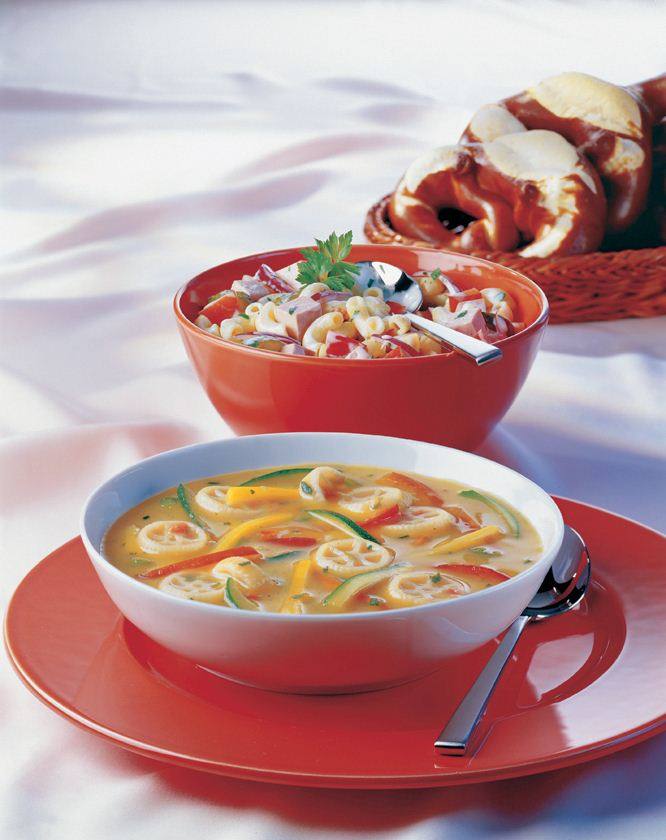 Knorr - Kutschersalat mit Pute, Zwiebel, Paprika, Essiggurkerl und Hörnchennudeln